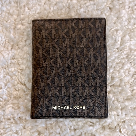 New Michael Kors Passport/CC Holder!!! - Picture 1 of 2